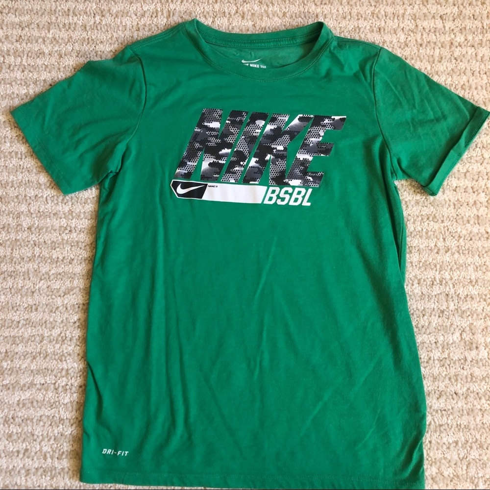Boys Nike tee D14